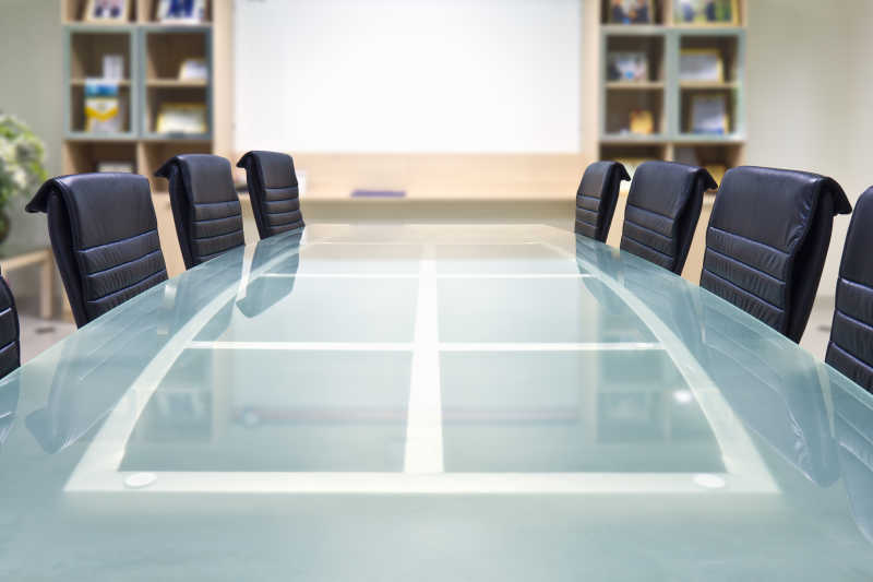 会议室的玻璃桌子和扶手椅