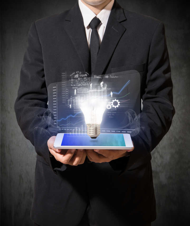 展示创意高技术理念的平板电脑和商人