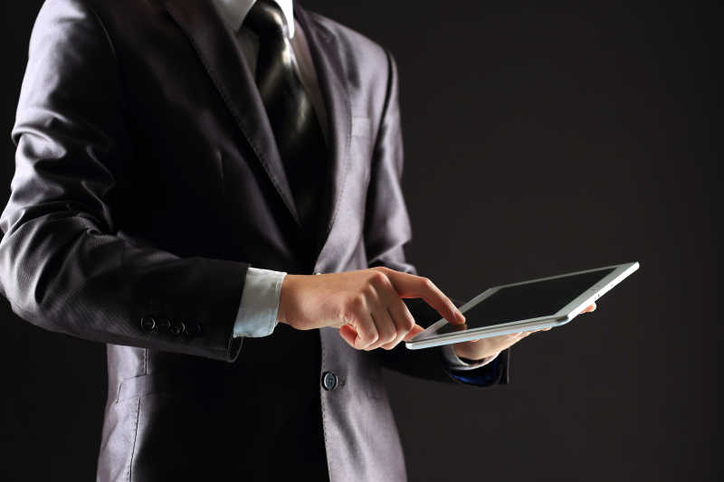 商人使用平板电脑
