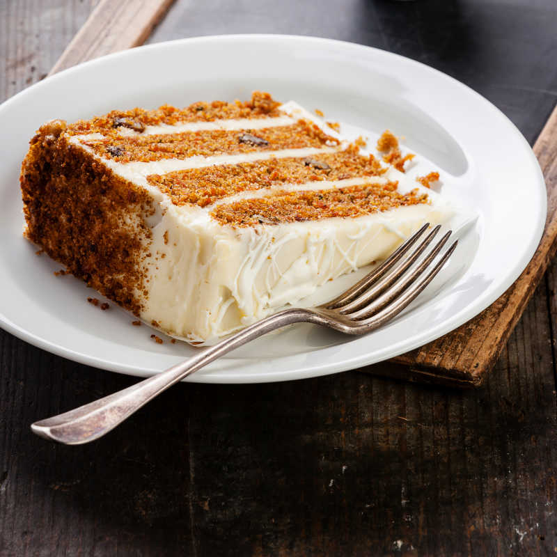 白色盘子里的老式蛋糕