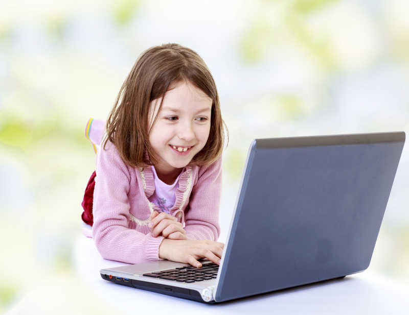 使用笔记本的快乐小女孩