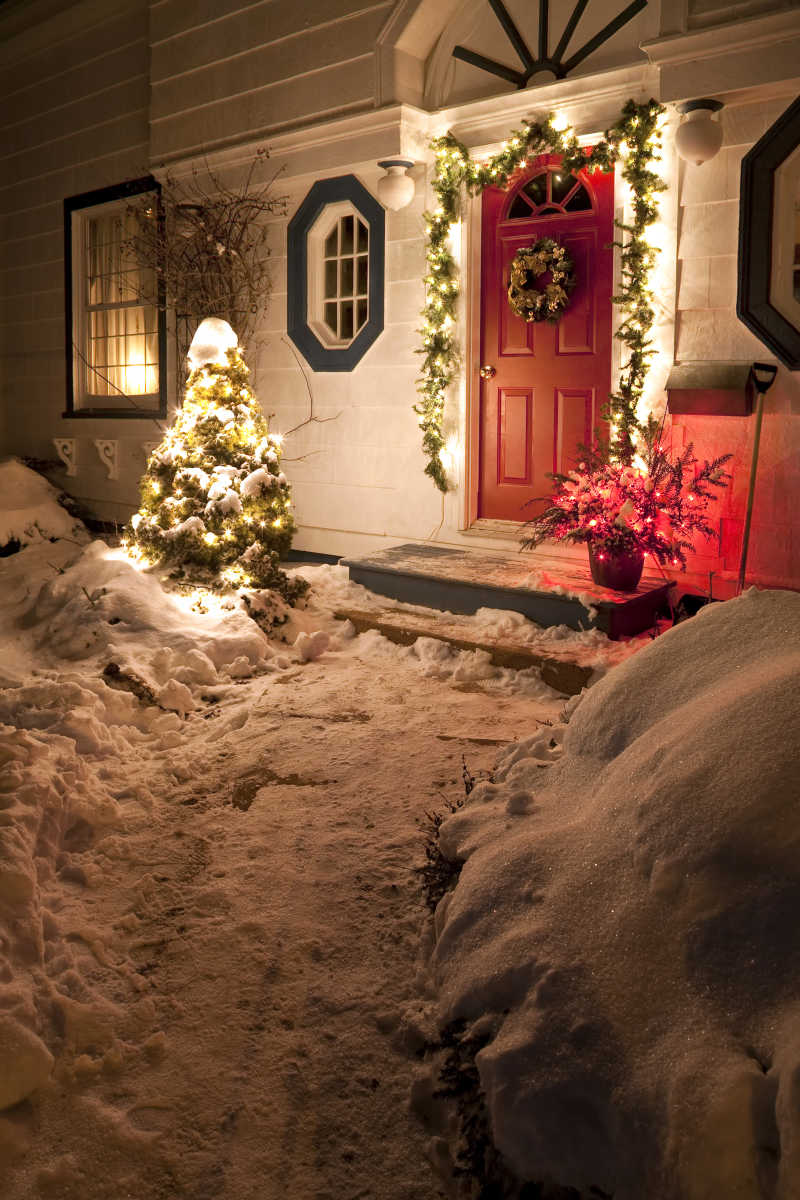 雪地里的圣诞房屋