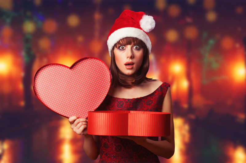 圣诞节的美女和礼物盒