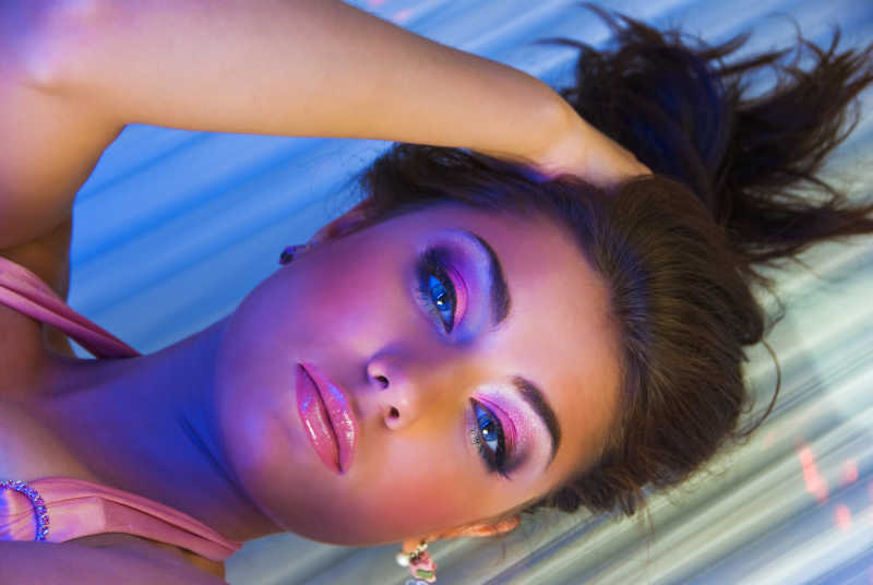 躺在日光浴床的美女