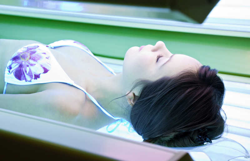 性感的比基尼女人在进行日光浴