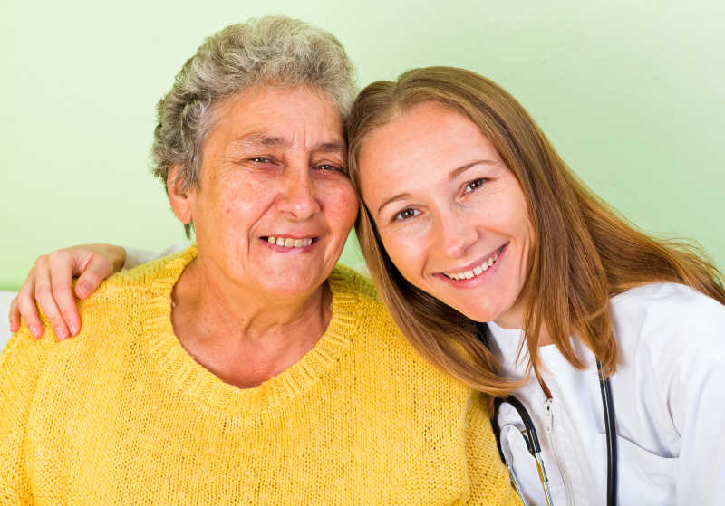 快乐的老妇人和女儿合影