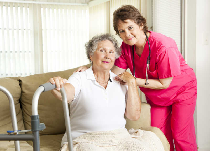 友善的护士照顾养老院的一位老妇人