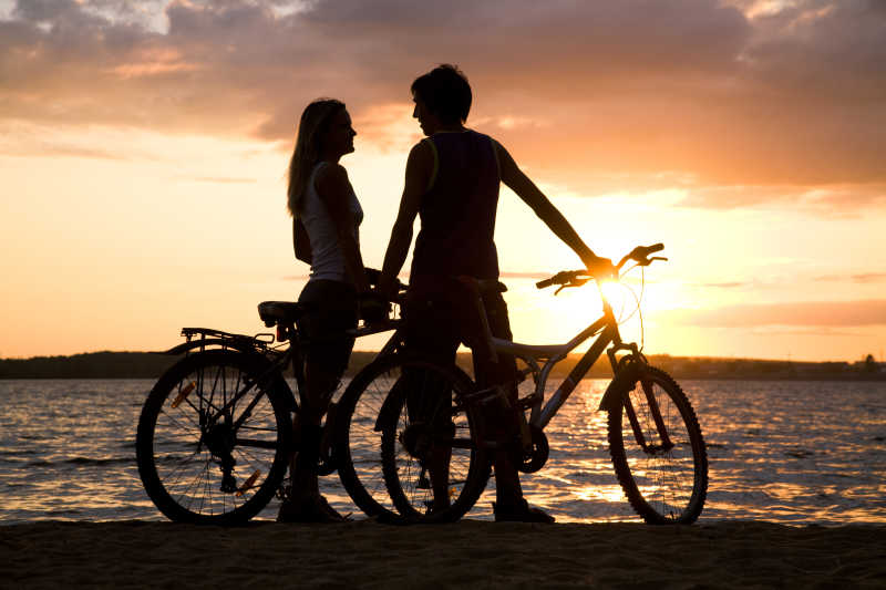 骑自行车的情侣照片图片