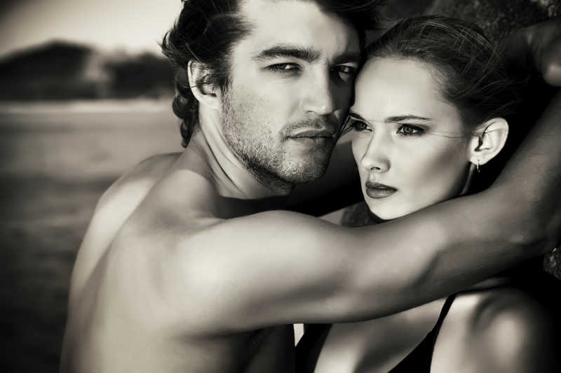 一对相爱的年轻夫妇在海上度假