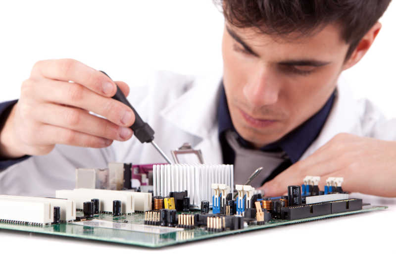 孤立于白色背景的计算机工程师