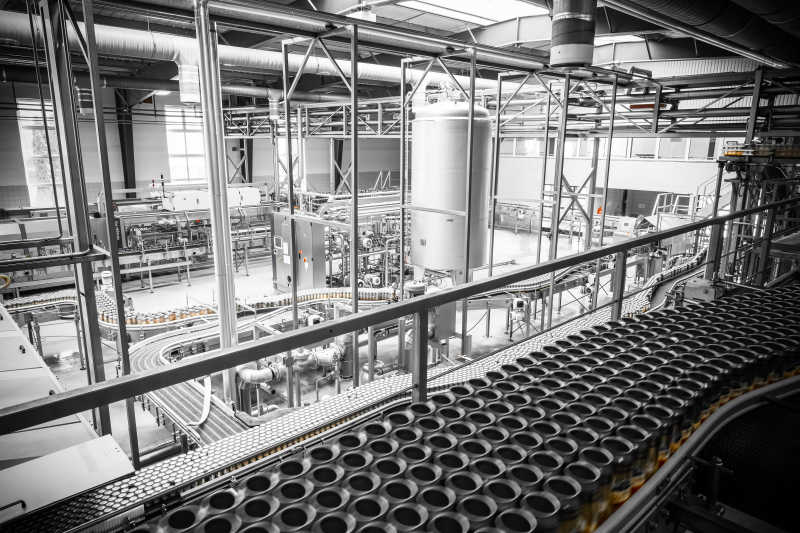 具有现代工业设备的工厂内部