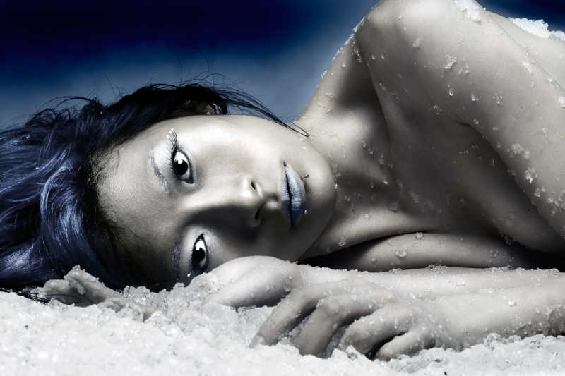 躺在冰上的性感女人