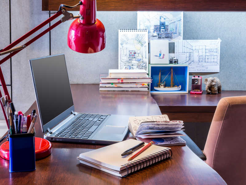 现代书桌上的红色台灯