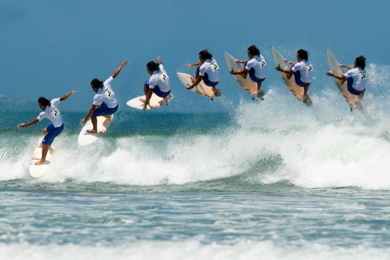 一群人在玩冲浪