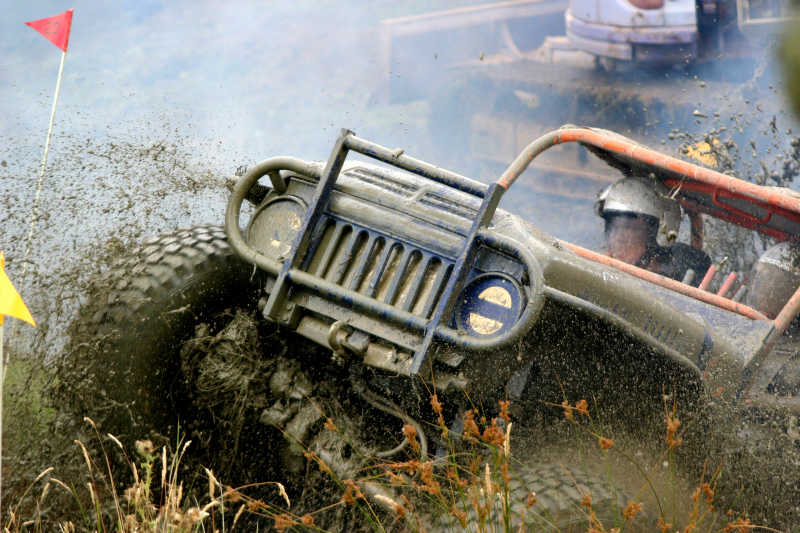 越野车穿越泥浆