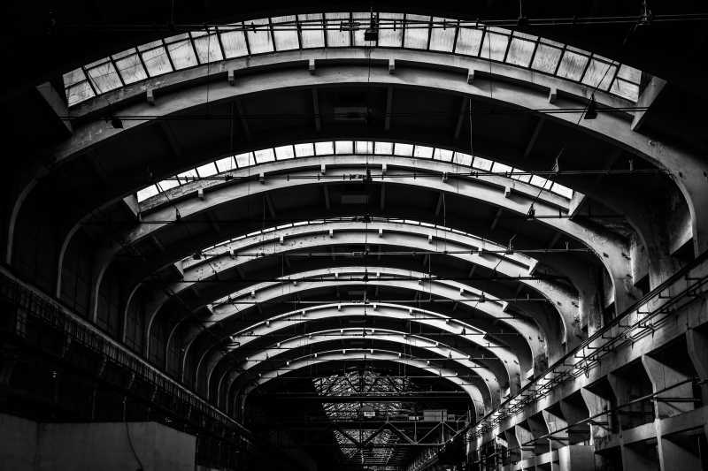 老工厂室内明亮的灯光