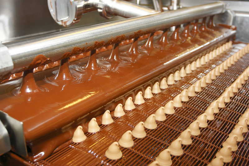 巧克力工厂输送带上的糖果