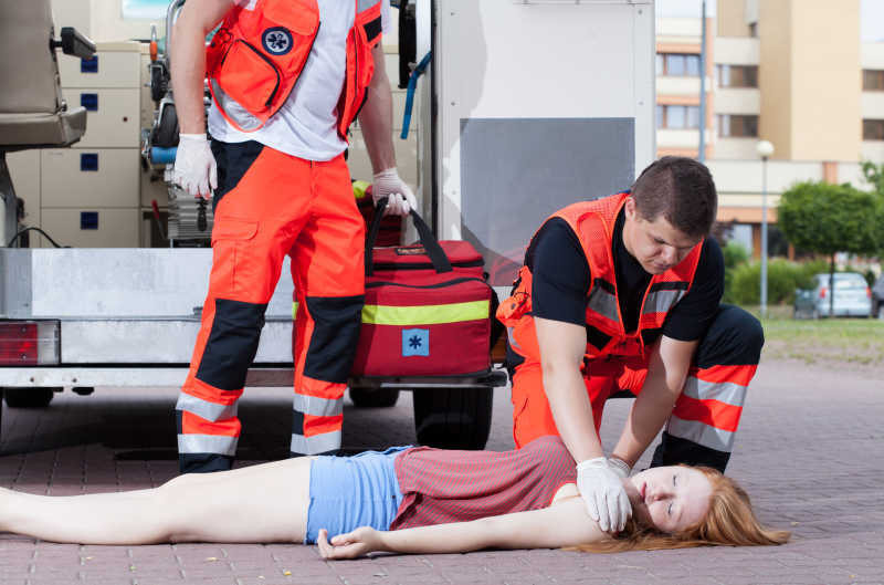 护理人员救助女孩