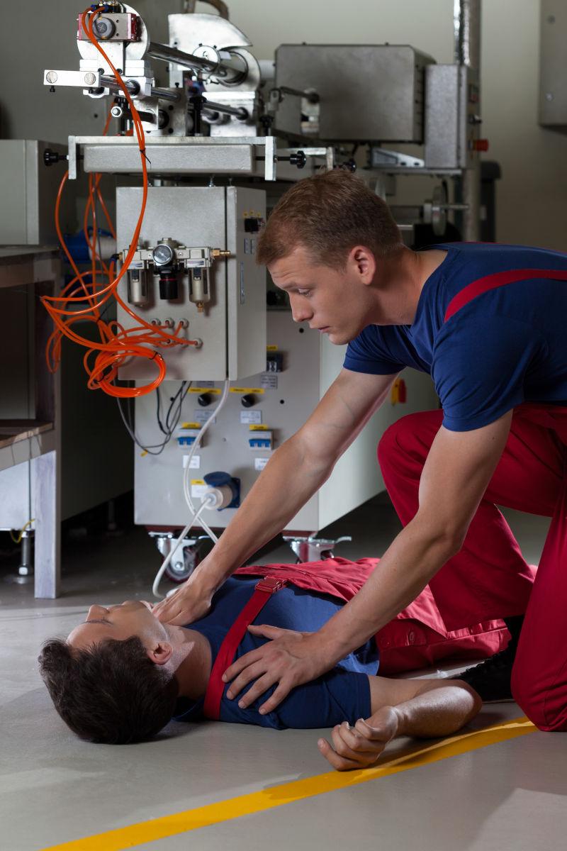 工厂车间救助同事的工人