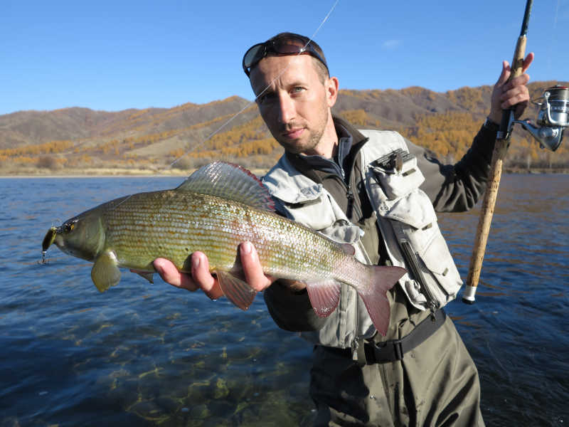 正在户外钓鱼的垂钓者