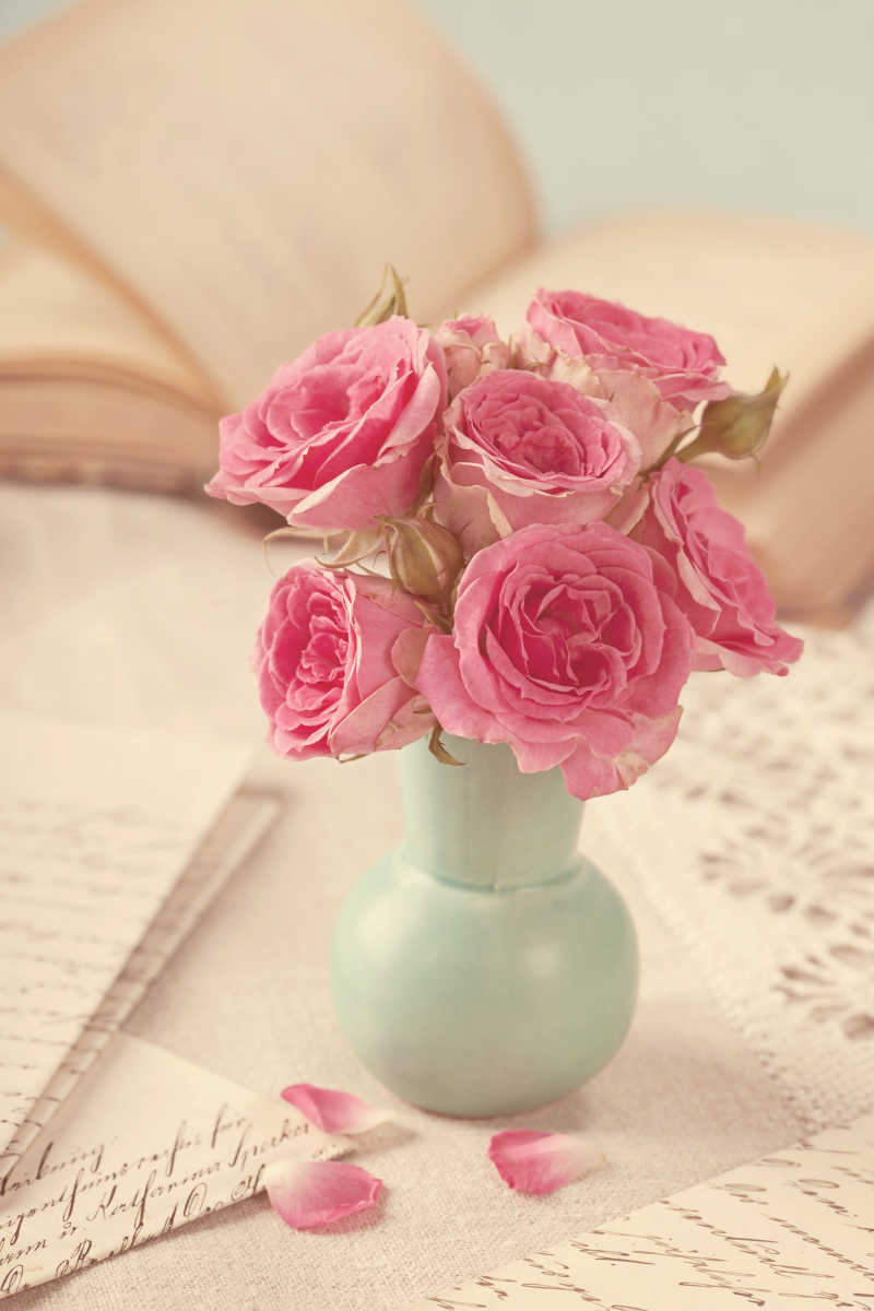 花瓶里粉色花朵