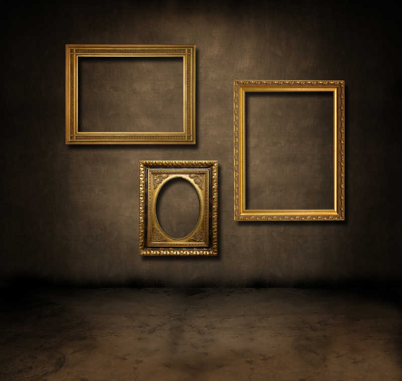 黑暗的背景下墙上的金框特写