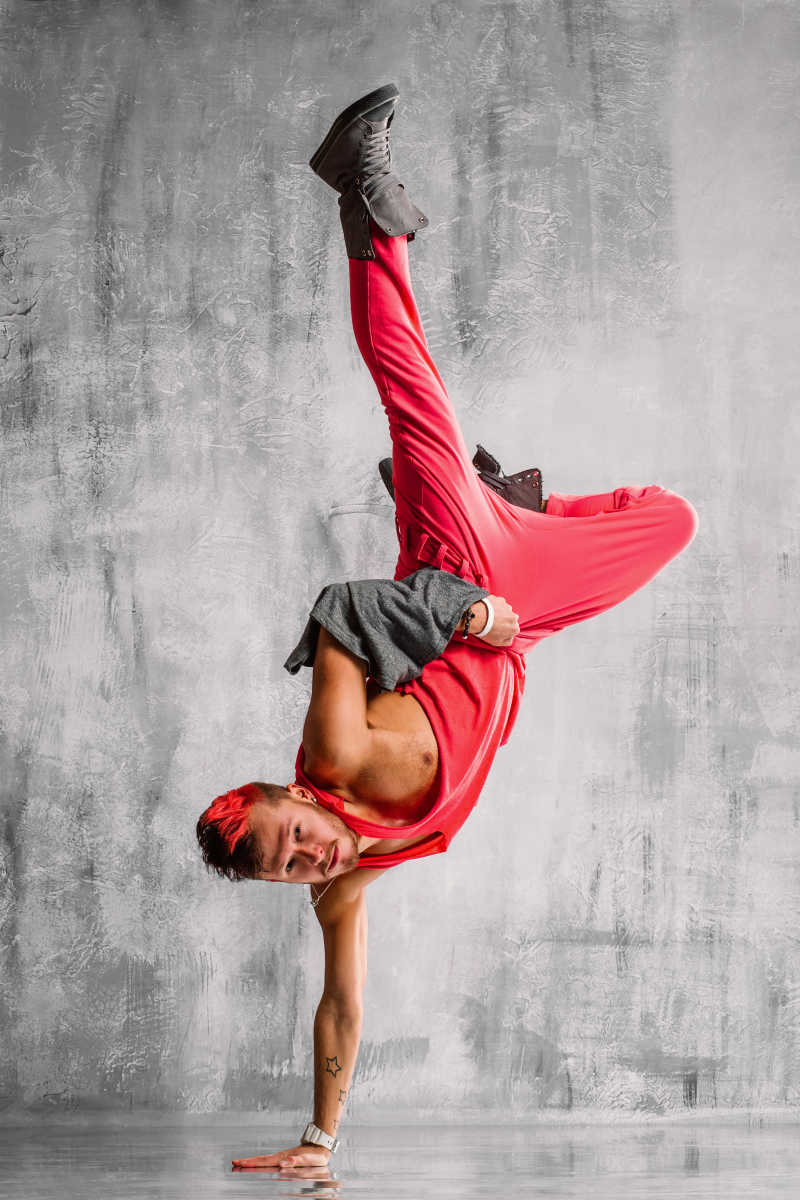 玩街舞的红衣男子