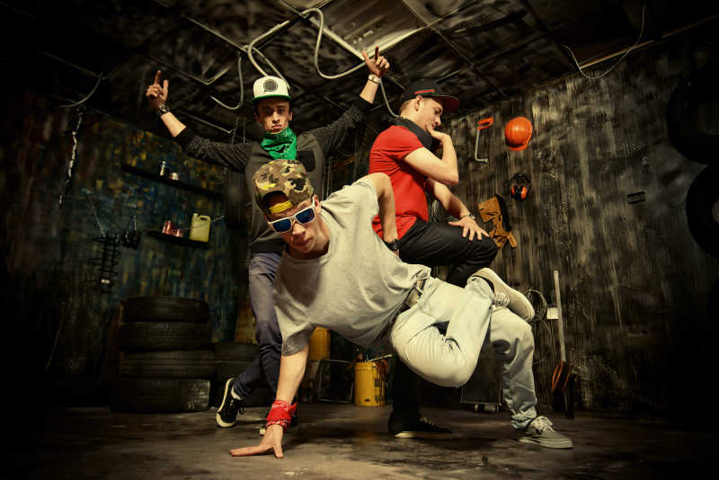 现代舞蹈演员在车库里跳舞