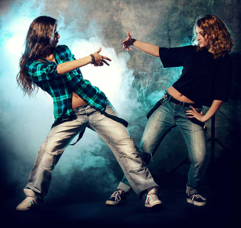 女性现代嘻哈舞者