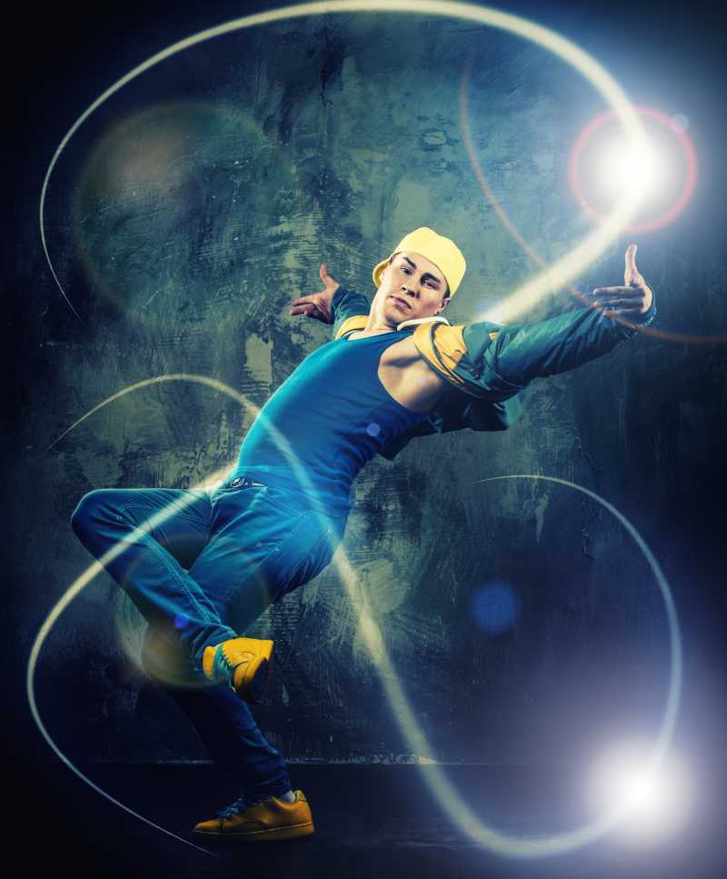 时尚的男子舞者显示霹雳舞动作