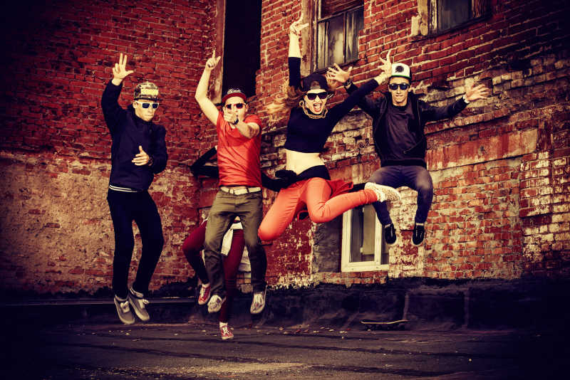 现代舞者在街上跳舞