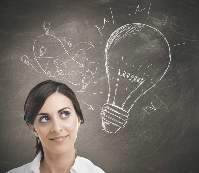 女人头脑里的灯泡想法概念