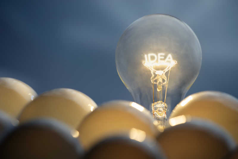 许多具有想法的灯泡