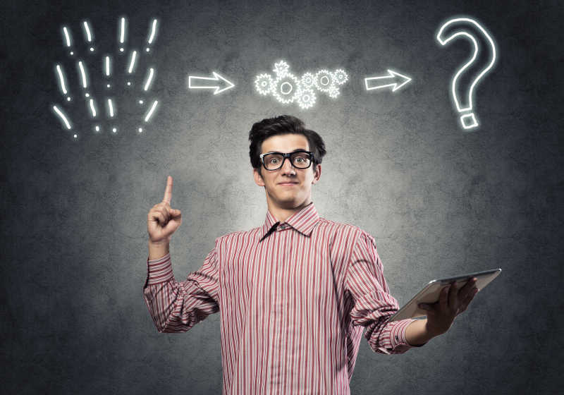 年轻的滑稽男子头上大大的问号