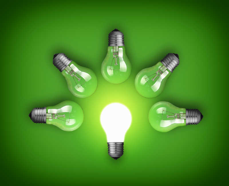 许多的灯泡围着一个发光的灯泡概念