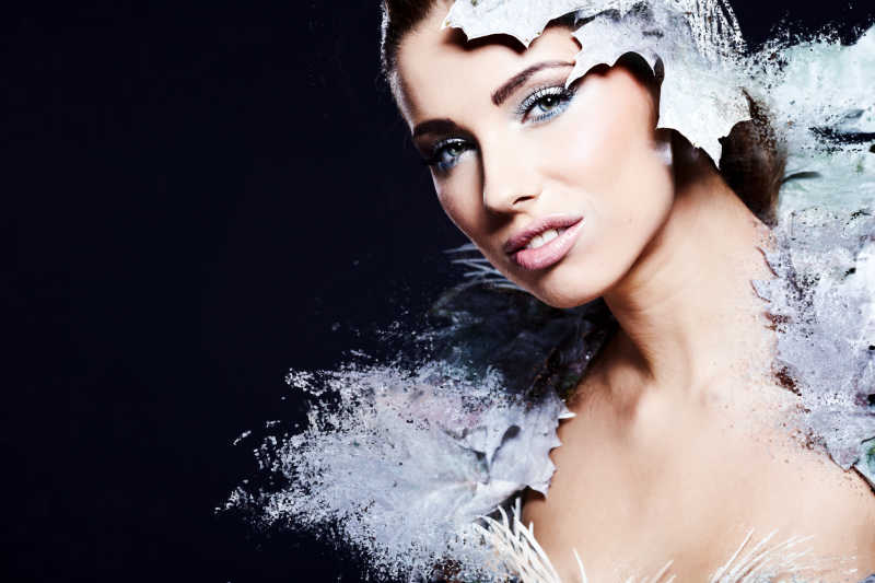 身上有枯叶装饰的美女