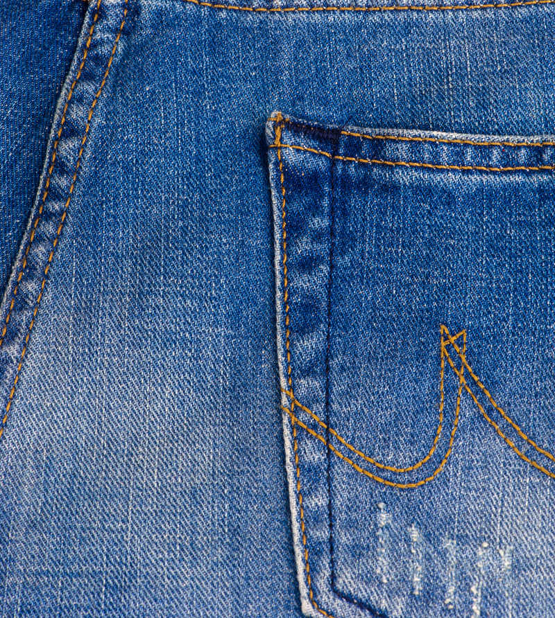 蓝色牛仔裤上的口袋细节