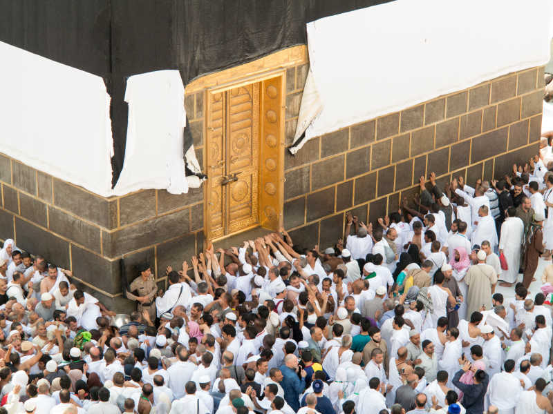 天房在穆斯林朝圣者祈祷的人朝觐人群麦加清真寺