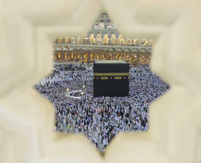 穆斯林朝圣者聚集在天房圣地绕行