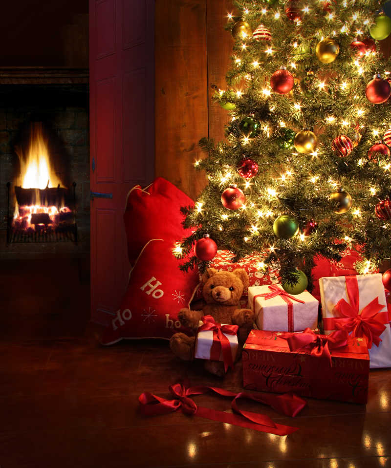 明亮的圣诞树和礼物