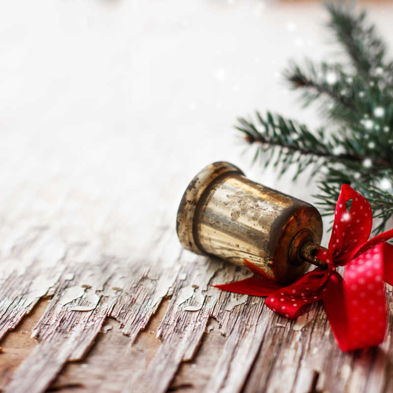 木上的圣诞银铃