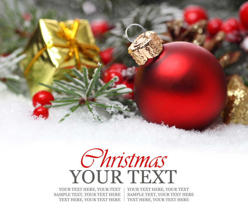 圣诞背景雪中的红色装饰和金色礼盒