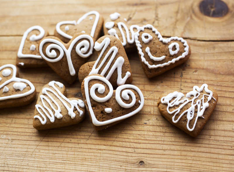 木制餐桌上的圣诞自制姜饼