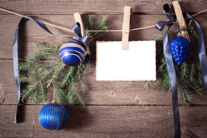 木色桌面上的圣诞节装饰品和空白便签纸