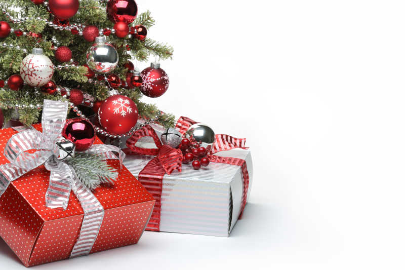 白色背景下装饰好的圣诞树和礼物盒子