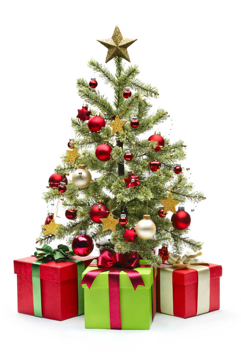 白色背景下装饰好的圣诞树和包装好的礼物