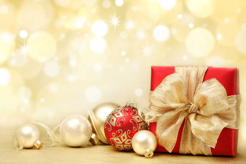 白色背景下的红色和银色的圣诞礼物盒子