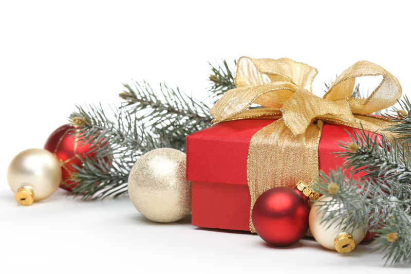 白色背景下金色丝带红色包装好的圣诞礼物