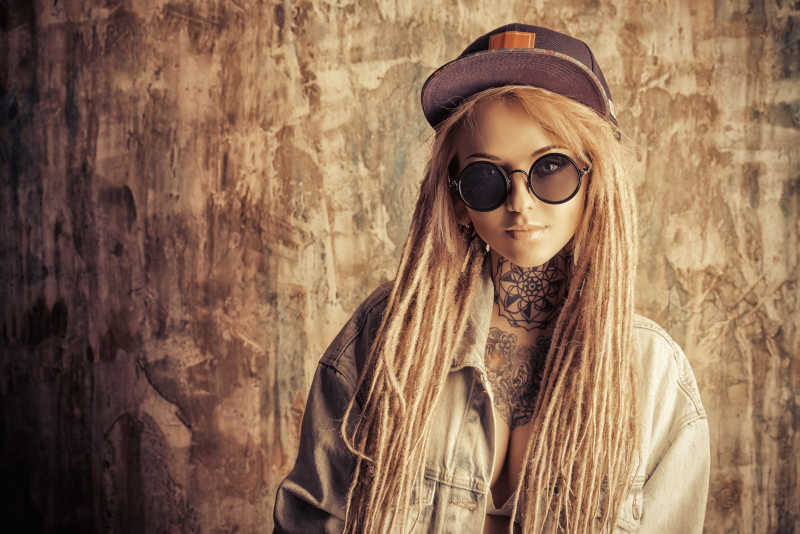 金发头发的时髦女孩