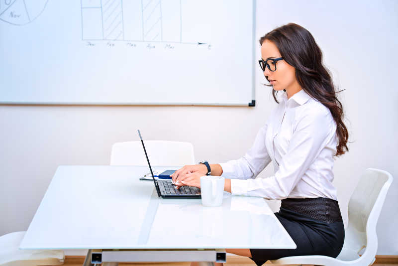 使用笔记本电脑办公的年轻商人